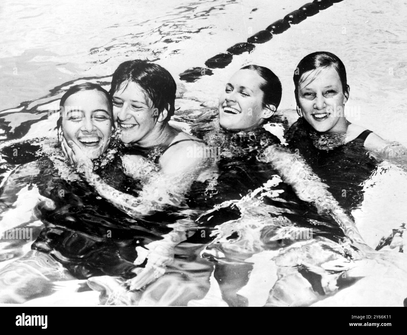 Record battendo le ragazze australiane in acqua dopo aver battuto il record mondiale per l'evento staffetta da 440 yard libero femminile sono Dawn Frazer (seconda da sinistra) ha le braccia intorno a P Sergeant, accanto a Miss Fraser c'è L McGill e poi M Ruygrok ai Giochi del Commonwealth 29 novembre 1962 Foto Stock