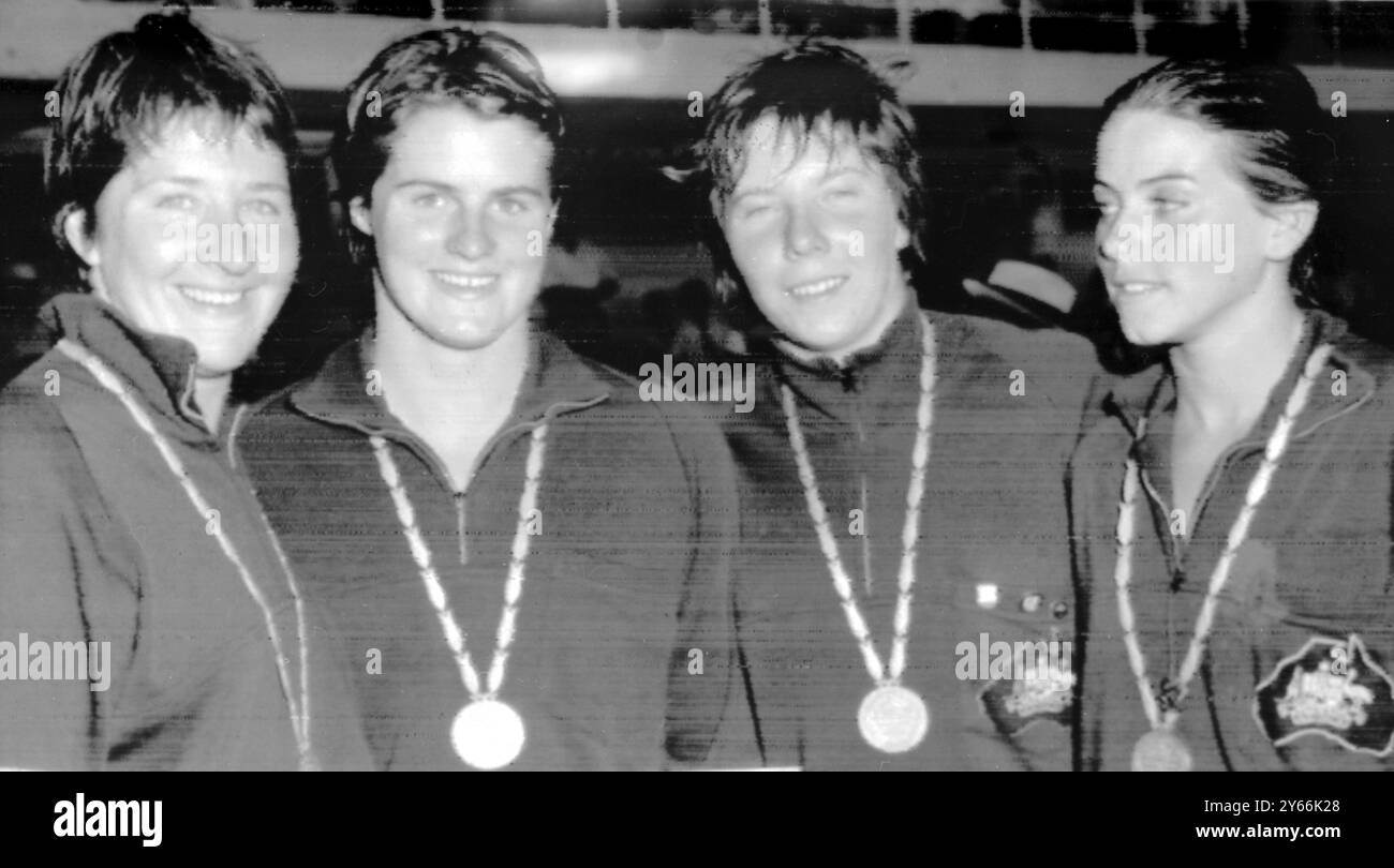 Record record Aussie Girls 440 yard freestyle relay event sono (a sinistra e a destra) Dawn Frazer, Robyn Thorn, Ruth Everuss e lyn Bell che hanno battuto il record mondiale ai Giochi del Commonwealth il 23 novembre 1962 Foto Stock
