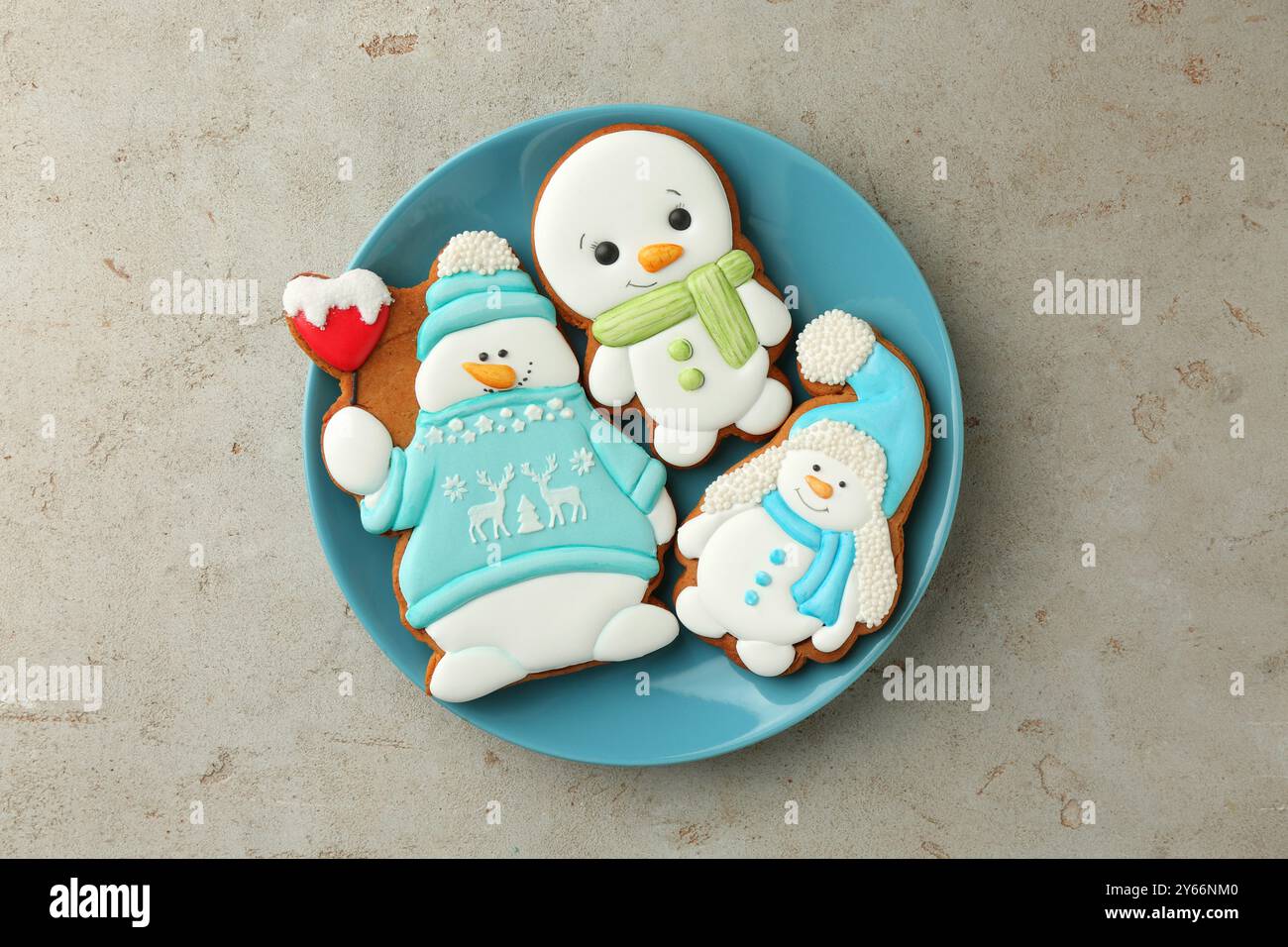 Deliziosi biscotti a forma di pupazzi di neve sul tavolo grigio chiaro, vista dall'alto Foto Stock