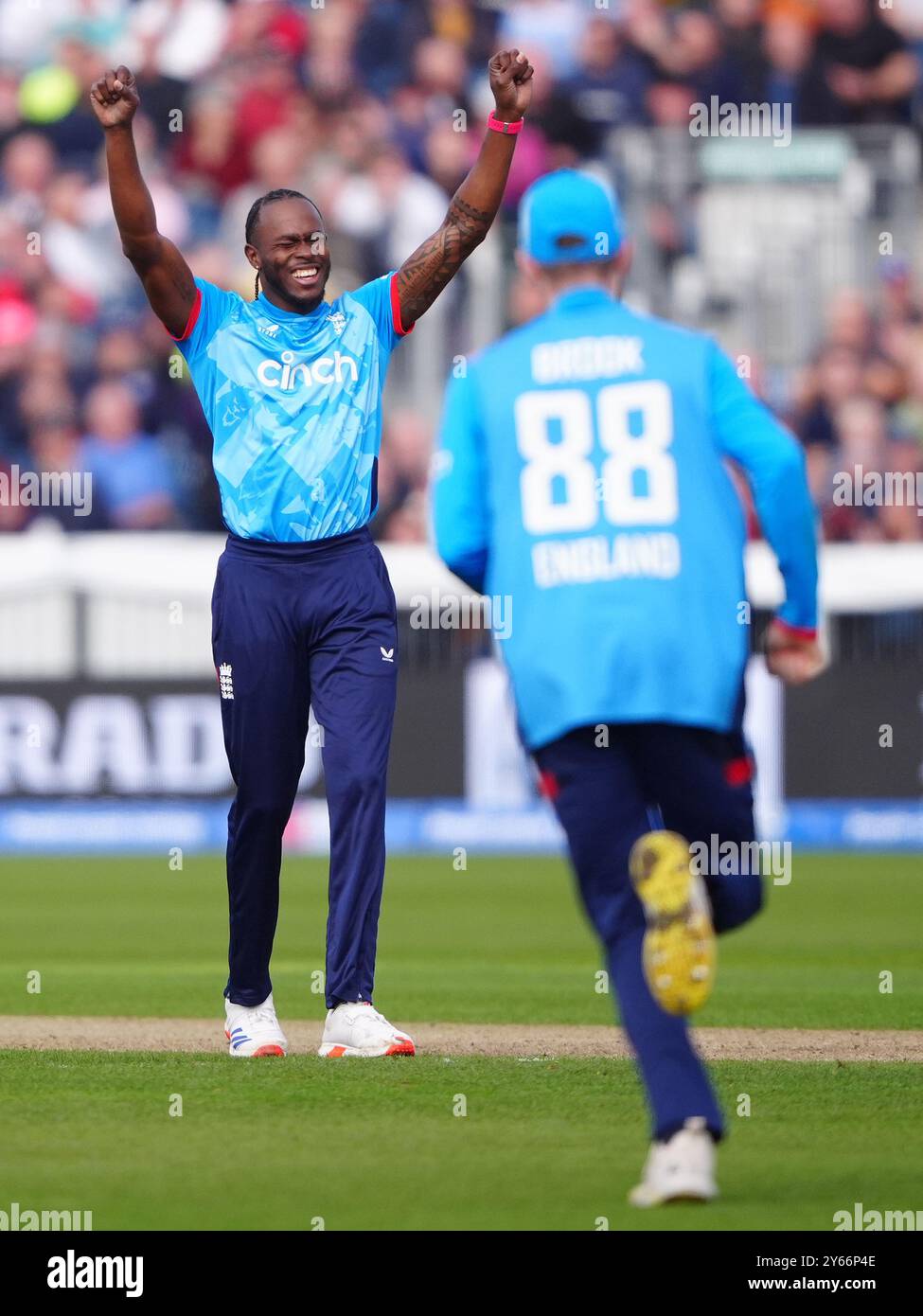 L'inglese Jofra Archer (a sinistra) celebra il wicket dell'australiano Steven Smith durante la terza partita internazionale di un giorno al Seat Unique Riverside, Chester-le-Street, County Durham. Data foto: Martedì 24 settembre 2024. Foto Stock