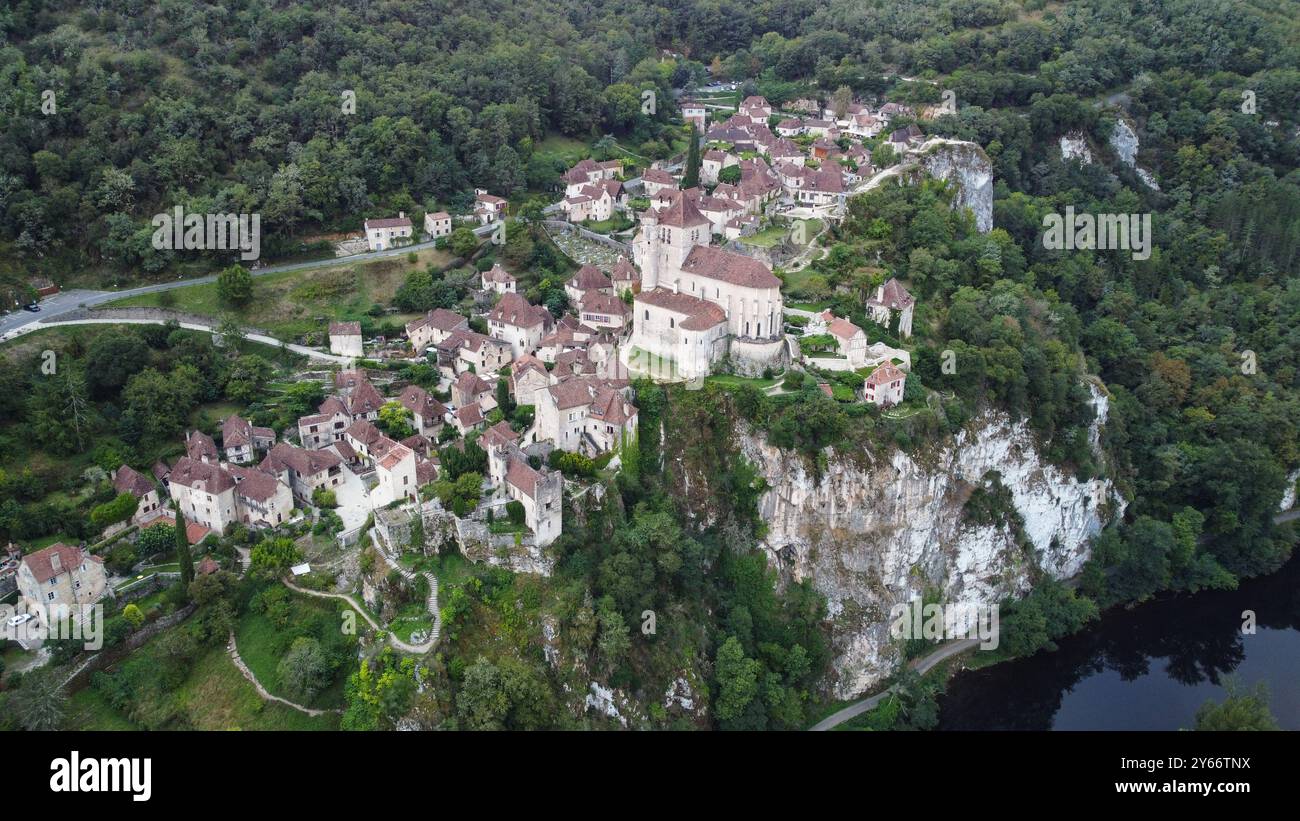 Una foto aerea mozzafiato di Saint-Cirq-Lapopie, un'affascinante comune nel dipartimento del Lot, catturata da un drone. Questo pittoresco villaggio è parte di Foto Stock