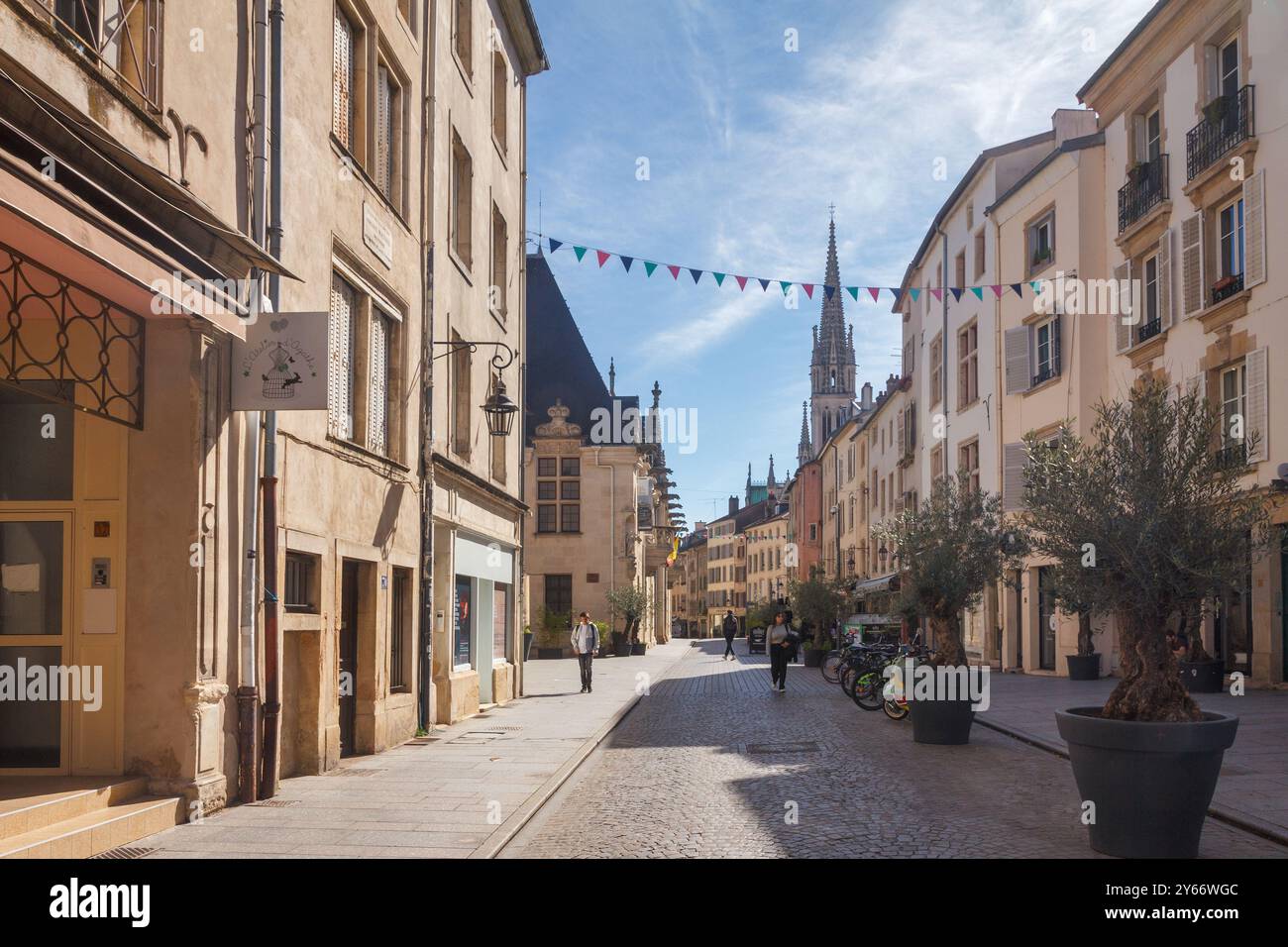 NANCY, FRANCIA - 25 SETTEMBRE 2023: Strada della città nelle giornate di sole. Foto Stock