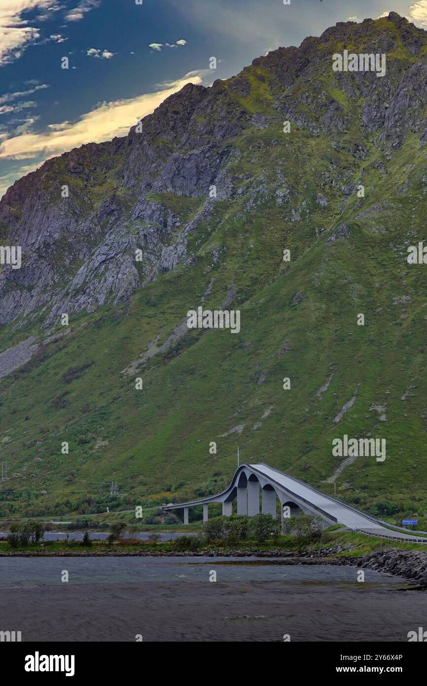 Svolvaer, Isole Lofoten, Norvegia, 12 settembre 2024 il ponte Gimsoystraumen Bro sulla strada principale e-10 a ovest di Svolvaer, Isole Lofoten Foto Stock