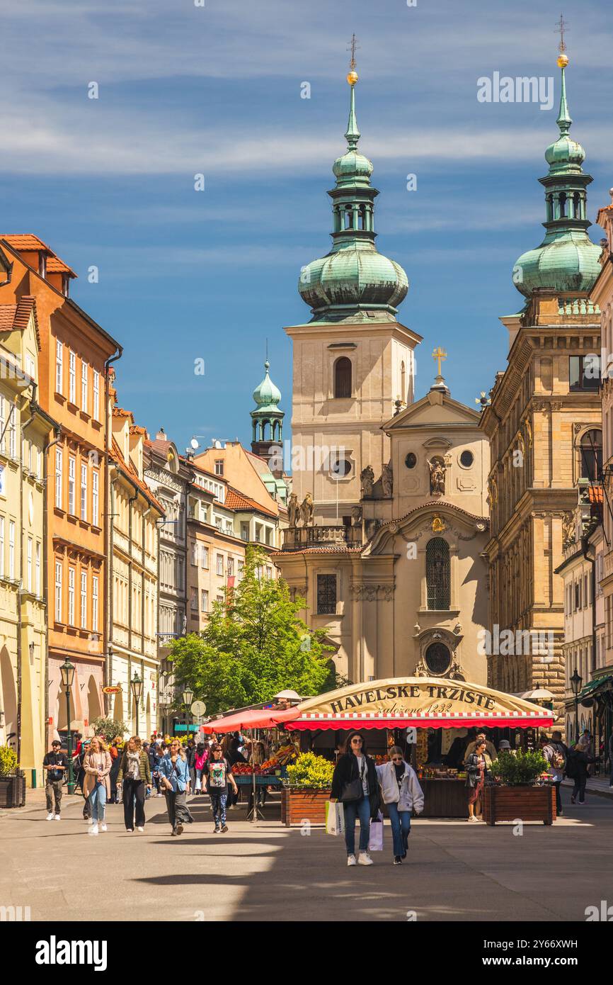 PRAGA, REPUBBLICA CECA - 8 MAGGIO 2023: Il mercato di Havel, il più antico mercato della città Vecchia. Foto Stock