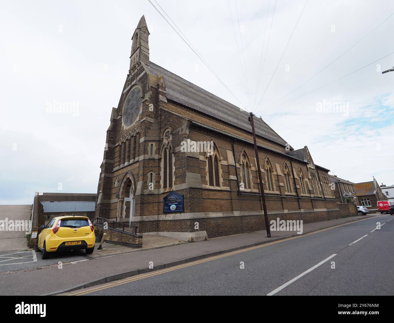 Sheerness, Kent, Regno Unito. 24 settembre 2024. Una chiesa visitata da JFK Junior (nel maggio 1965) festeggia quest'anno il suo 160° anniversario. La chiesa cattolica romana di St. Henry & St. Elizabeth è stata progettata da Edward Welby Pugin (il cui padre ha progettato le Houses of Parliament) e il suo tetto è stato progettato come uno scafo capovolto adatto alla sua posizione sul mare. Crediti: James Bell/Alamy Live News Foto Stock