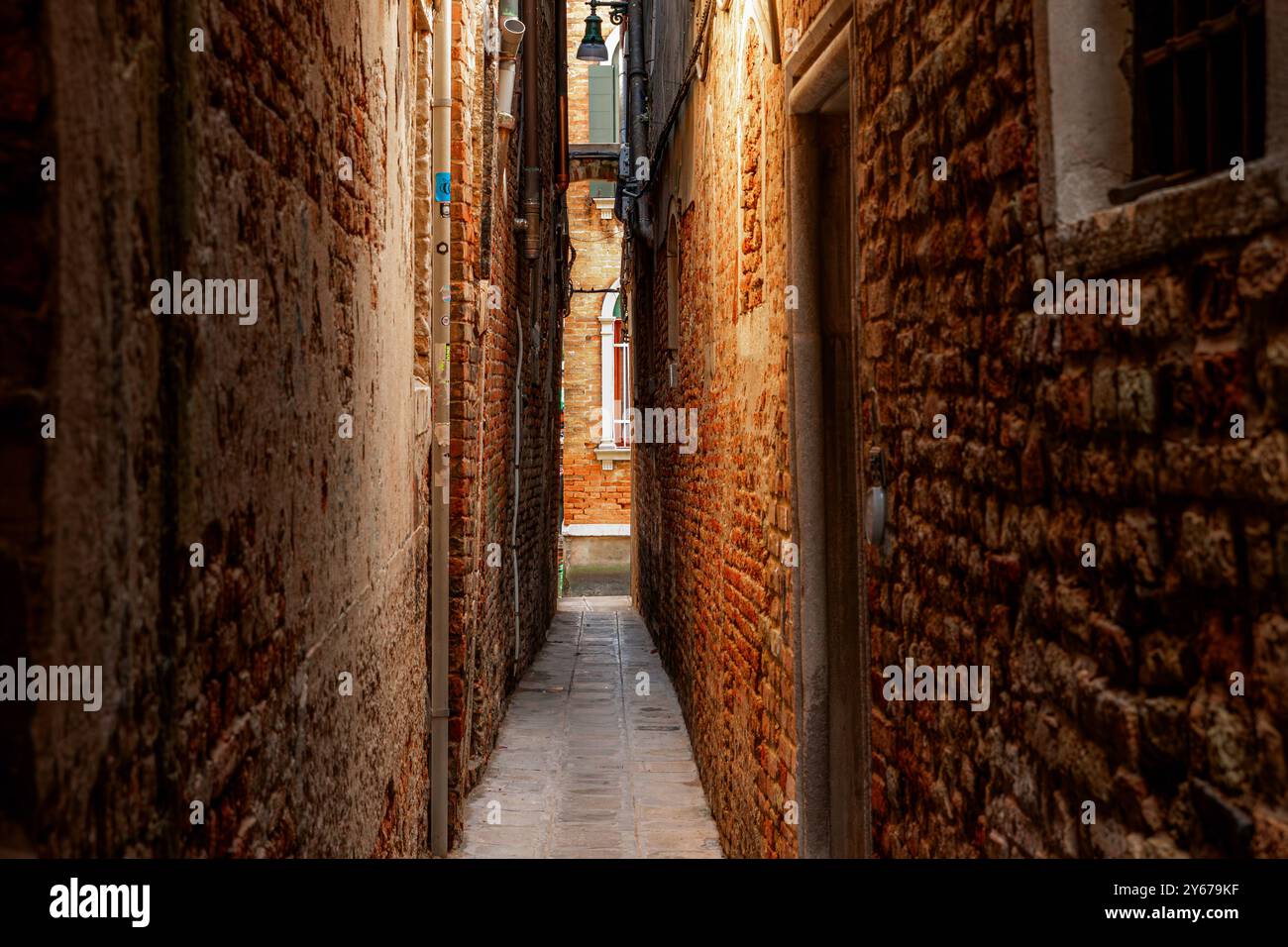 Un vicolo stretto o un passaggio nel San Polo sestieri di Venezia, Italia Foto Stock