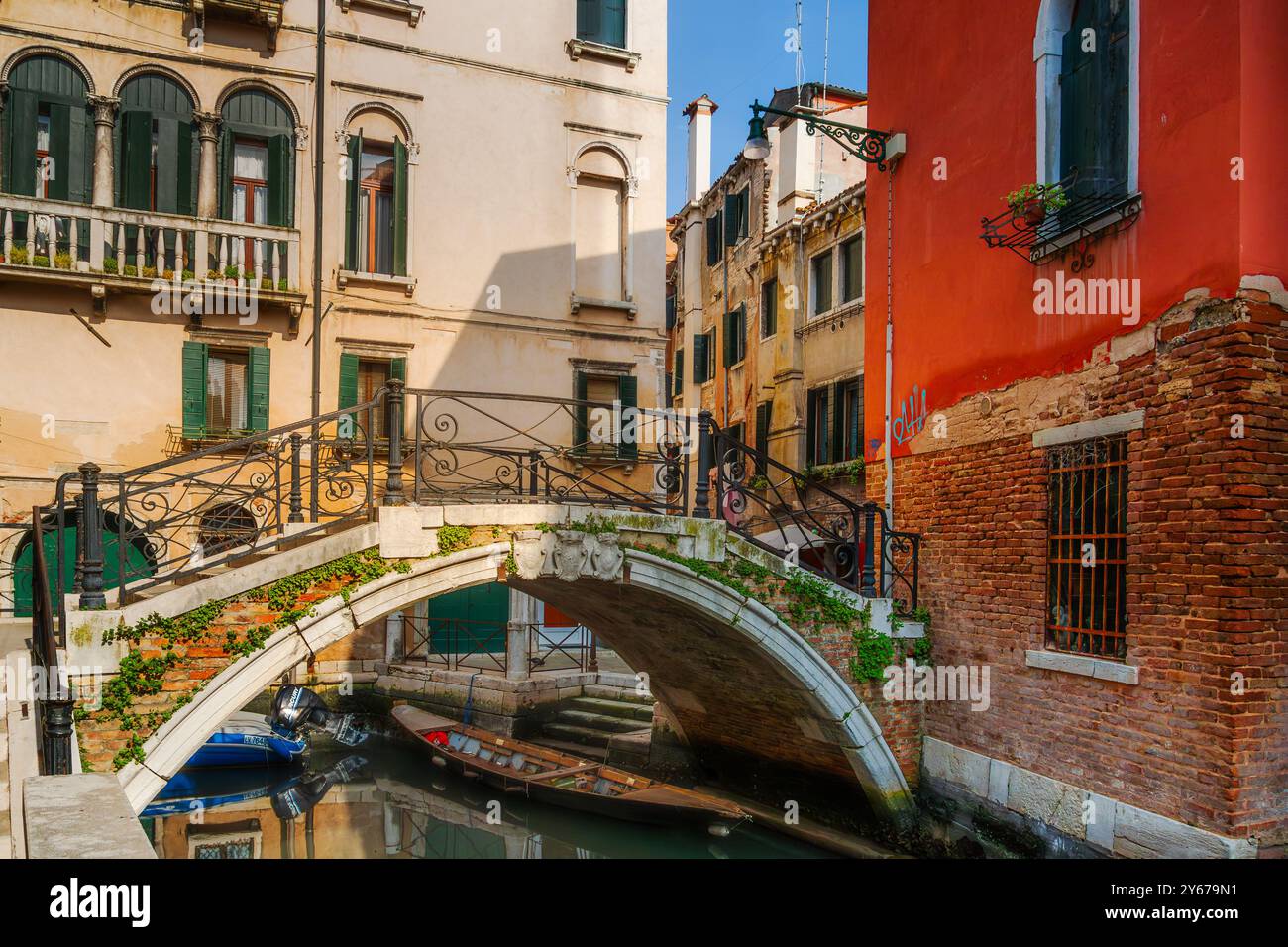 Ponte Storto, un ponte canale sul canale Rio di Sant'Aponal nel San Polo sestieri di Venezia Foto Stock