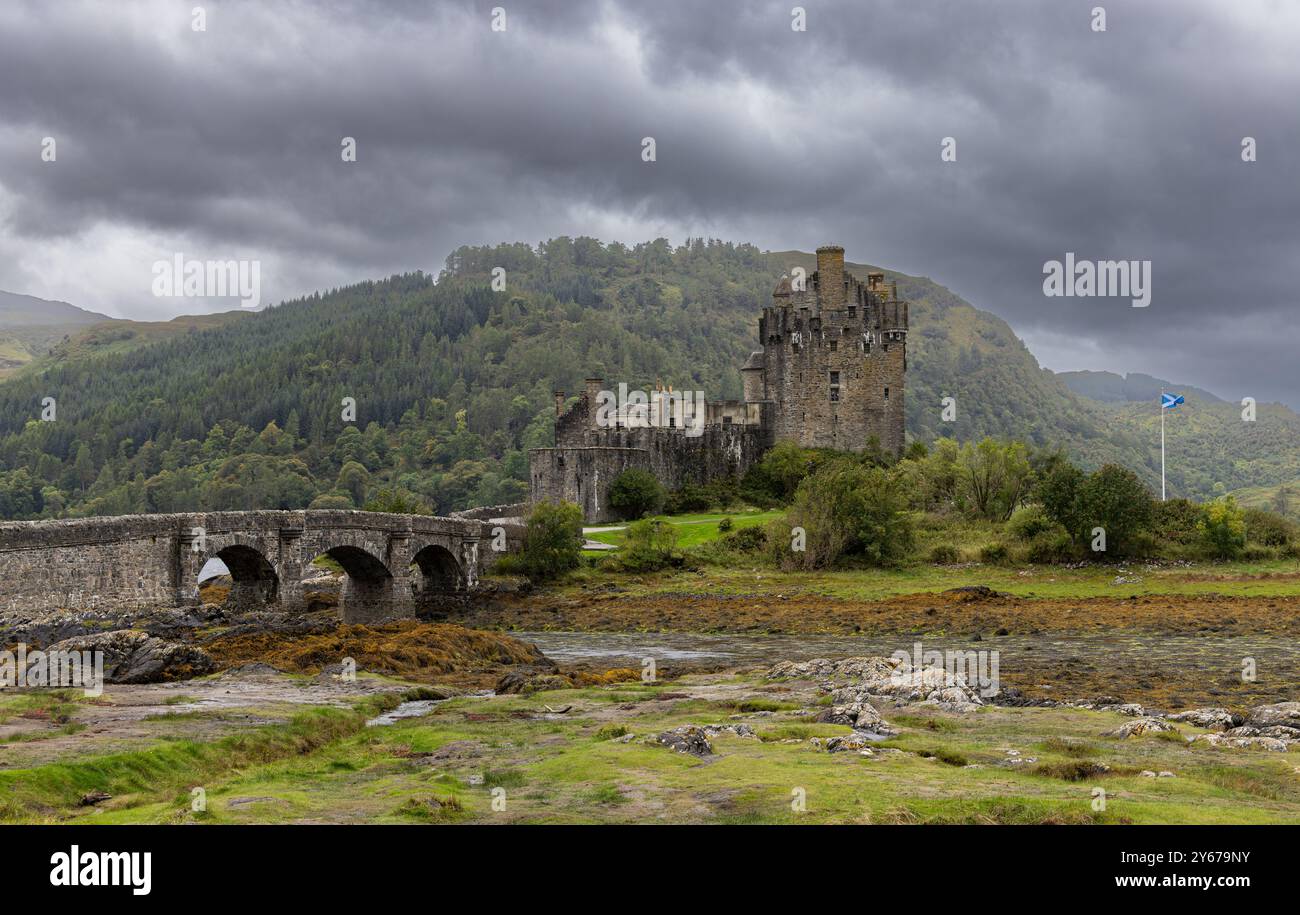 Il castello di Eilean Donan è costruito su una piccola isola di marea situata alla confluenza di tre laghi marini: Loch Duich, Loch Long e Loch Alsh, Highl occidentale Foto Stock