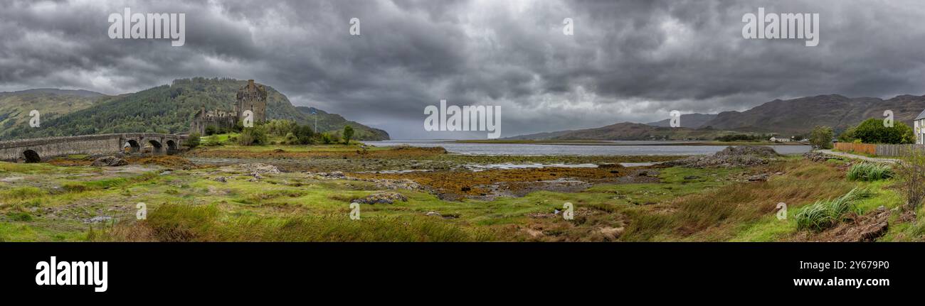 Il castello di Eilean Donan è costruito su una piccola isola di marea situata alla confluenza di tre laghi marini: Loch Duich, Loch Long e Loch Alsh, Highl occidentale Foto Stock
