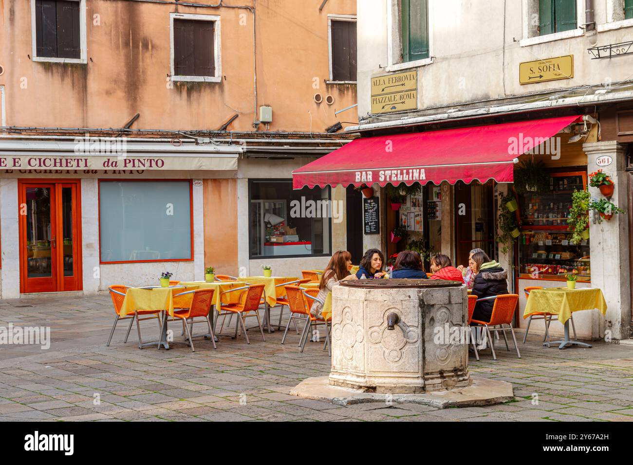 Un gruppo di persone sedute ad un Bar Stellina , un Cafe bar nel sestiere di San Polo di Venezia, Italia Foto Stock