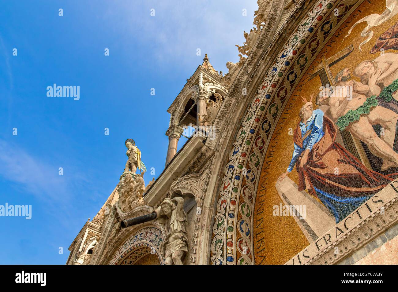 Primo piano di un mosaico all'esterno della Basilica di San Marco a Venezia Foto Stock