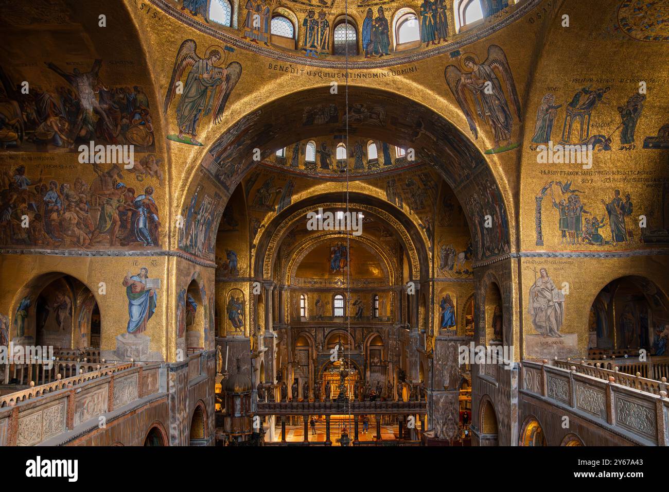 Gli interni riccamente decorati della basilica di San Marco fondono stili rinascimentali, bizantini, veneziani e islamici con splendide architetture e mosaici Foto Stock
