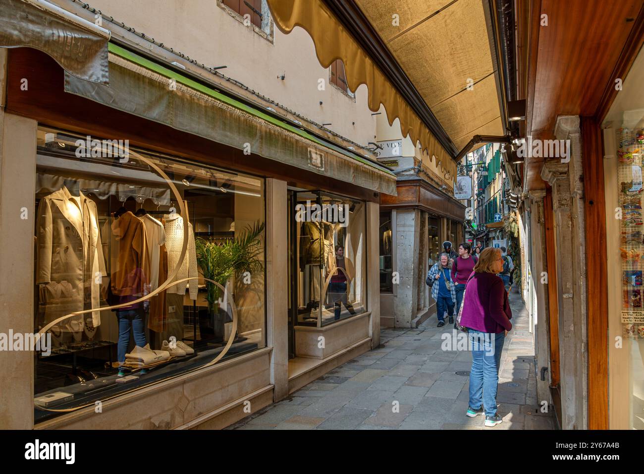 Persone che curiosano nei negozi lungo Calle Frezzaria nel San Marco sestieri di Venezia, Italia Foto Stock
