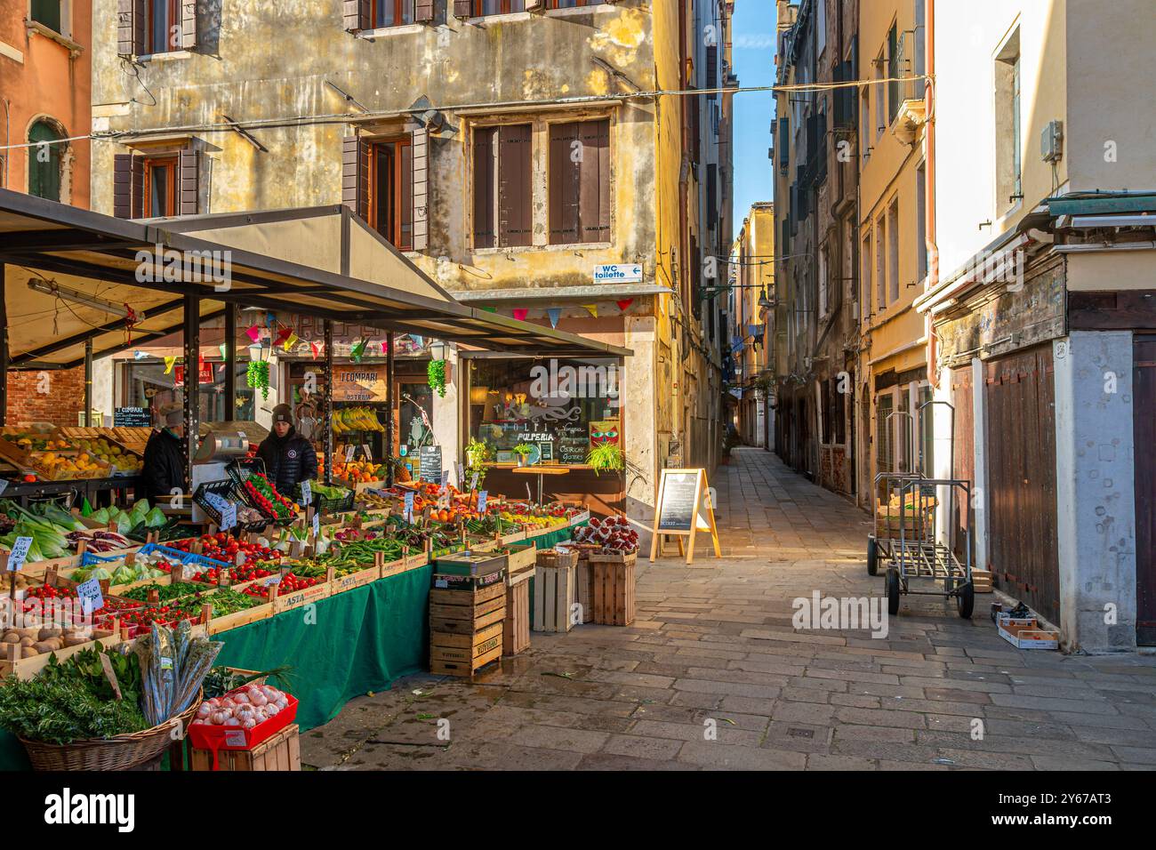 Una bancarella di frutta e verdura fresca al mercato di Rialto a San Polo sestiere di Venezia, Italia Foto Stock