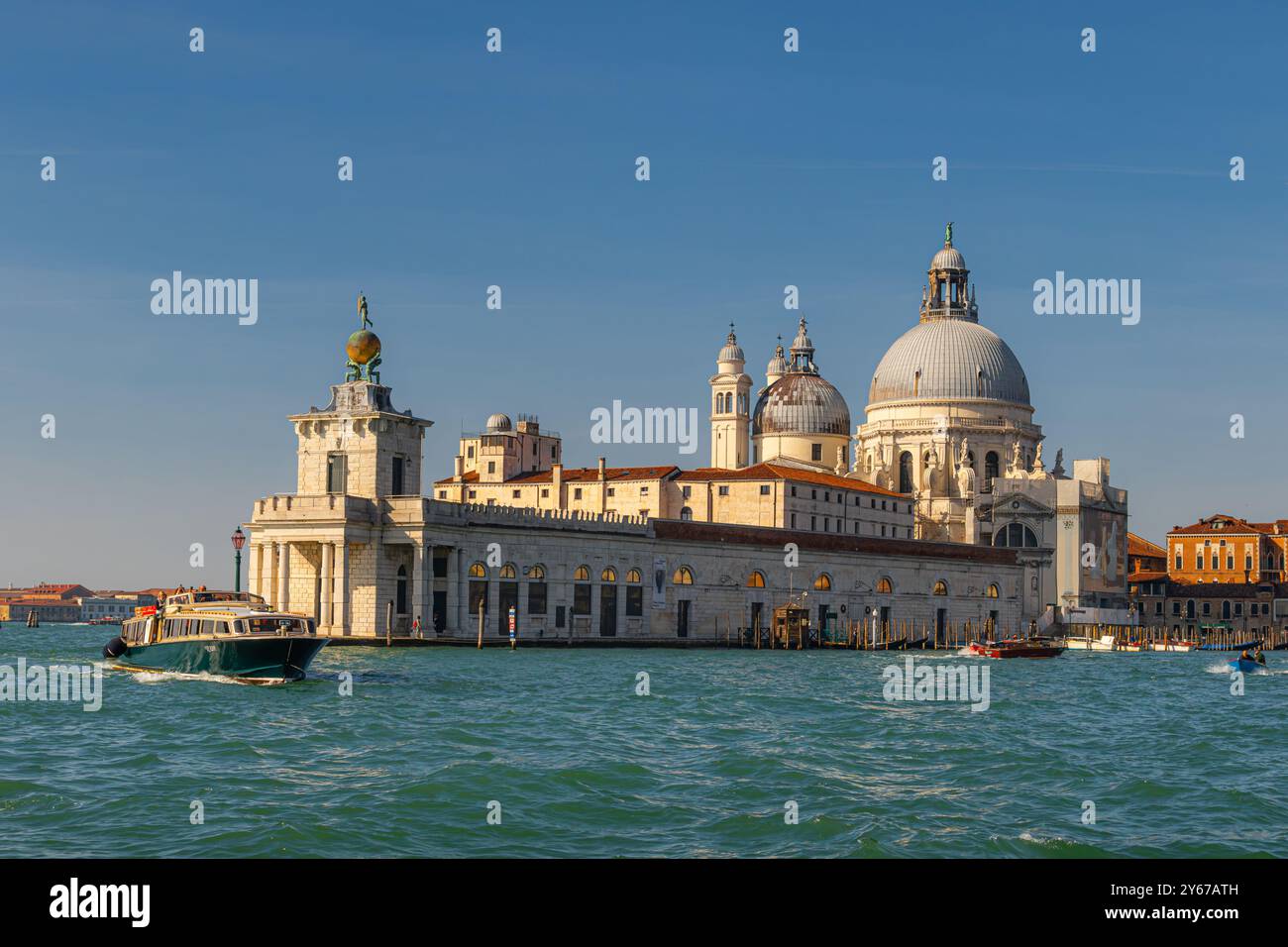 Dogana da Mar, ex Dogana, ora museo d'arte all'ingresso del Canal grande nel bacino di San Marco a Venezia Foto Stock