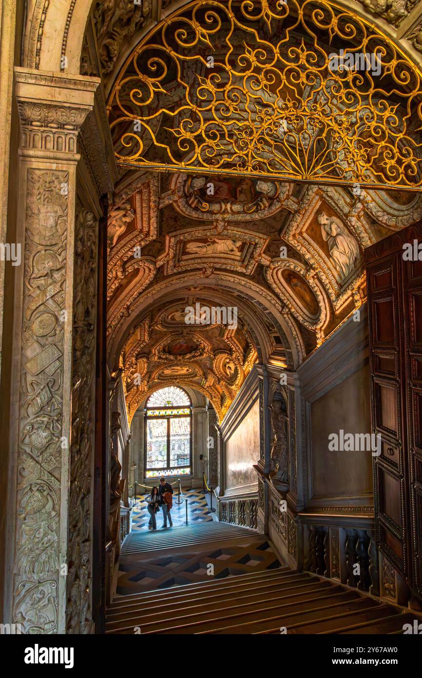 La Scala d'Oro o Scala d'Oro all'interno del Palazzo dei Dogi a Venezia, Italia Foto Stock