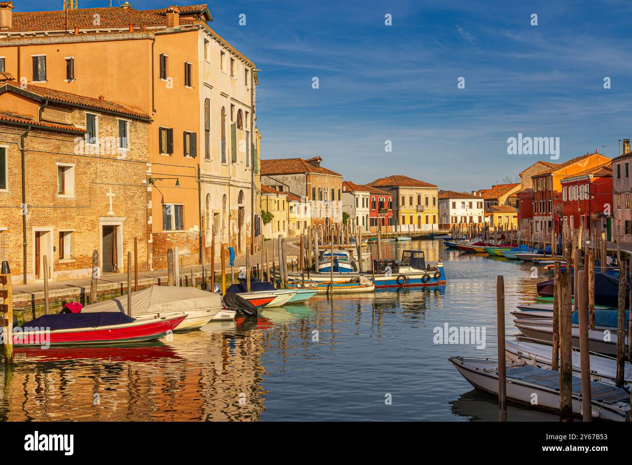 Il sole del tardo pomeriggio splende su un canale lungo fondamenta Sebastiano Santi sull'isola di Murano vicino a Venezia Foto Stock