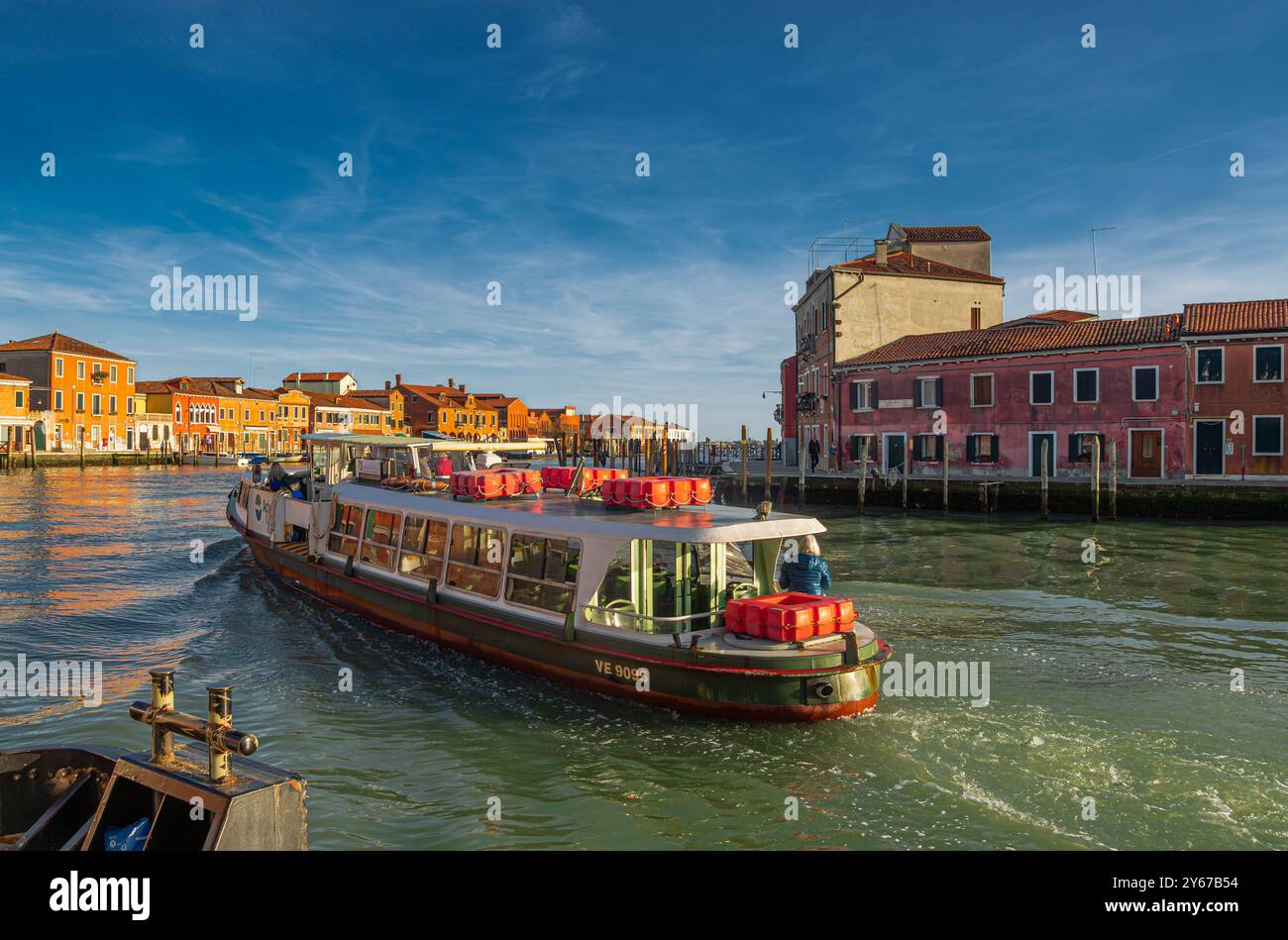 Una fila di gondole legata ai posti di ormeggio presso una stazione della Gondola sulla riva del Canal grande a Venezia Foto Stock