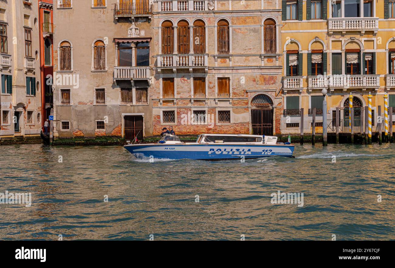 Una nave della polizia che si fa strada lungo il Canal grande a Venezia, in Italia Foto Stock