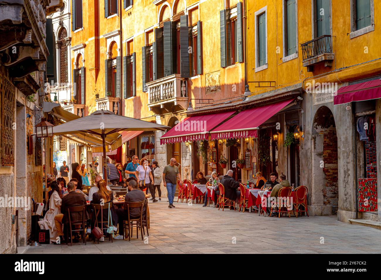 Persone che gustano cibo e bevande sedute fuori dall'Antico Gafaro a Salizada San Pantalon nel sestiere di Santa Croce di Venezia, Italia Foto Stock