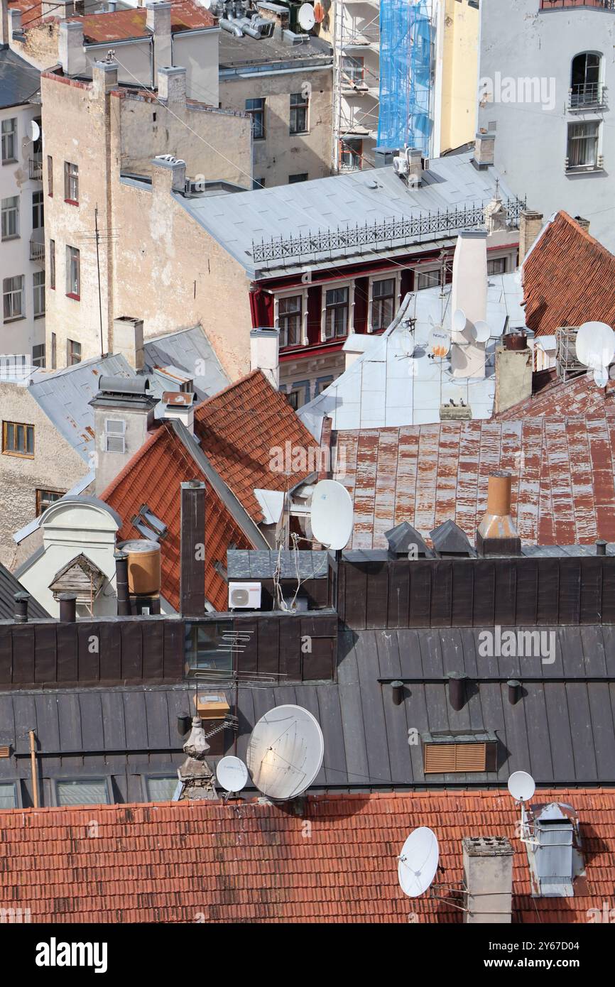 Parete sul tetto a riga, Lettonia. senza orizzonte o cielo. mostra vita stretta, senza piante verdi fresche. Giungla di cemento. Foto Stock