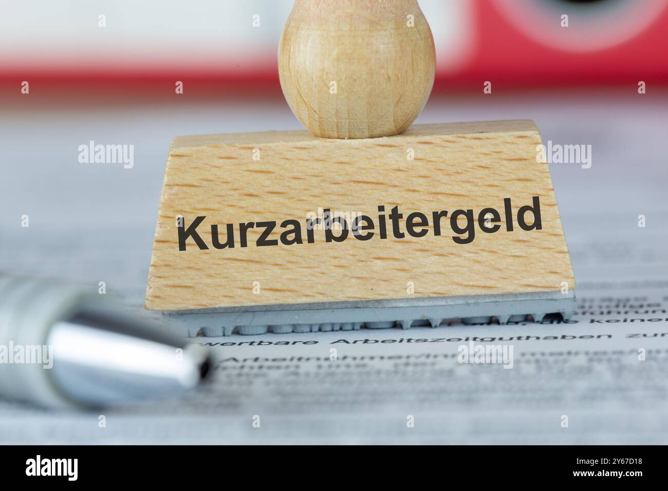 Immagine simbolo dell'indennità di lavoro di breve durata (Germania): Primo piano di un timbro su un modulo dell'Agenzia federale per l'occupazione Foto Stock
