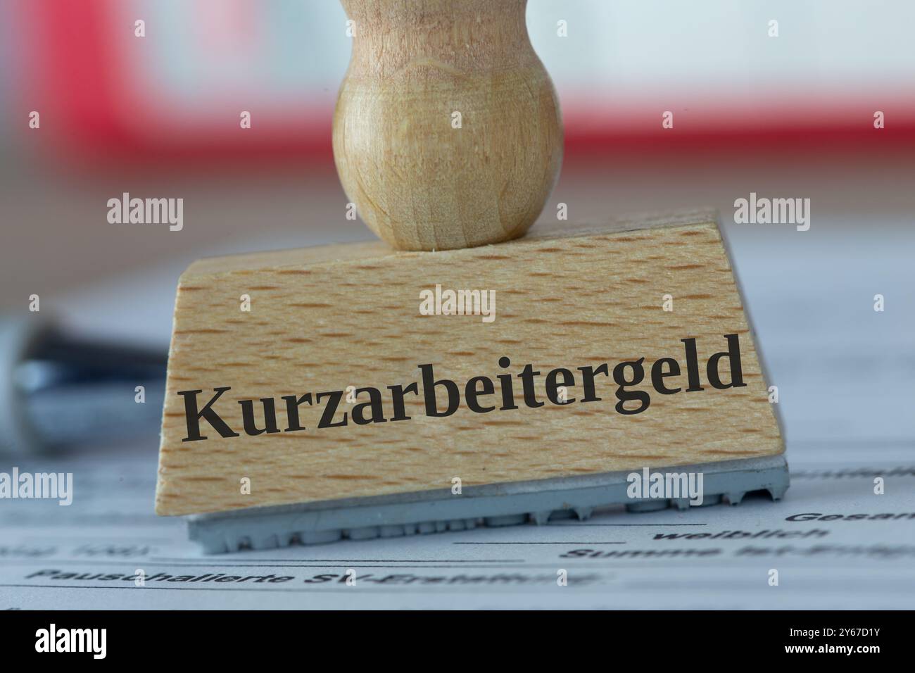 Immagine simbolo dell'indennità di lavoro di breve durata (Germania): Primo piano di un timbro su un modulo dell'Agenzia federale per l'occupazione Foto Stock