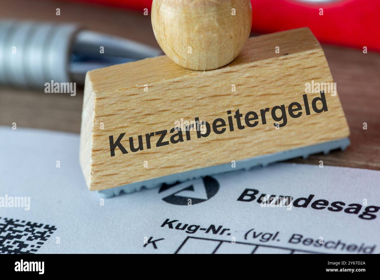 Immagine simbolo dell'indennità di lavoro di breve durata (Germania): Primo piano di un timbro su un modulo dell'Agenzia federale per l'occupazione Foto Stock