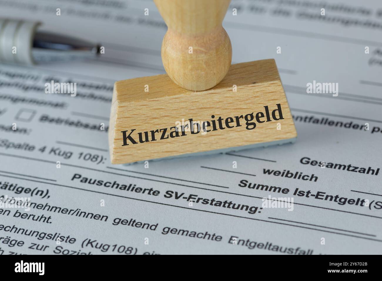 Immagine simbolo dell'indennità di lavoro di breve durata (Germania): Primo piano di un timbro su un modulo dell'Agenzia federale per l'occupazione Foto Stock
