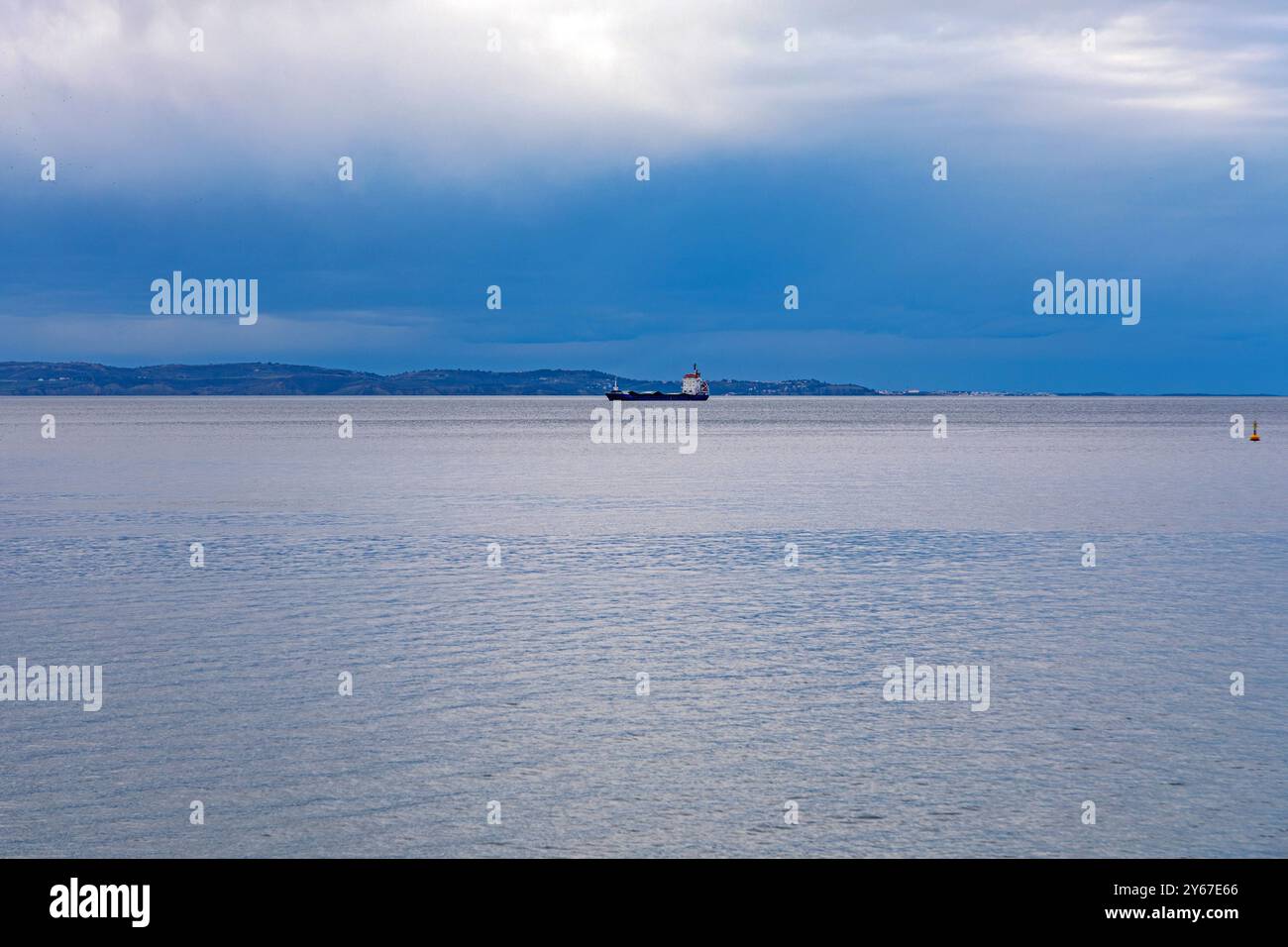 Una nave da carico nella Baia di Trieste, Italia, Mare Adriatico Foto Stock