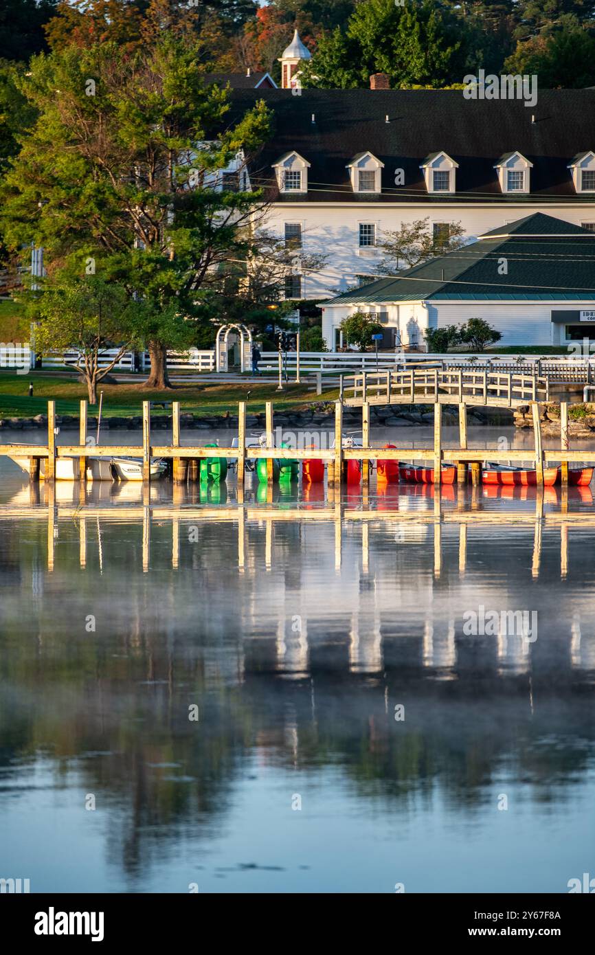 La cittadina di Meredith sul lago Winnipesaukee New Hampshire New England USA durante l'autunno, quando le foglie cambiano colore. Immagini ad alta risoluzione di N Foto Stock