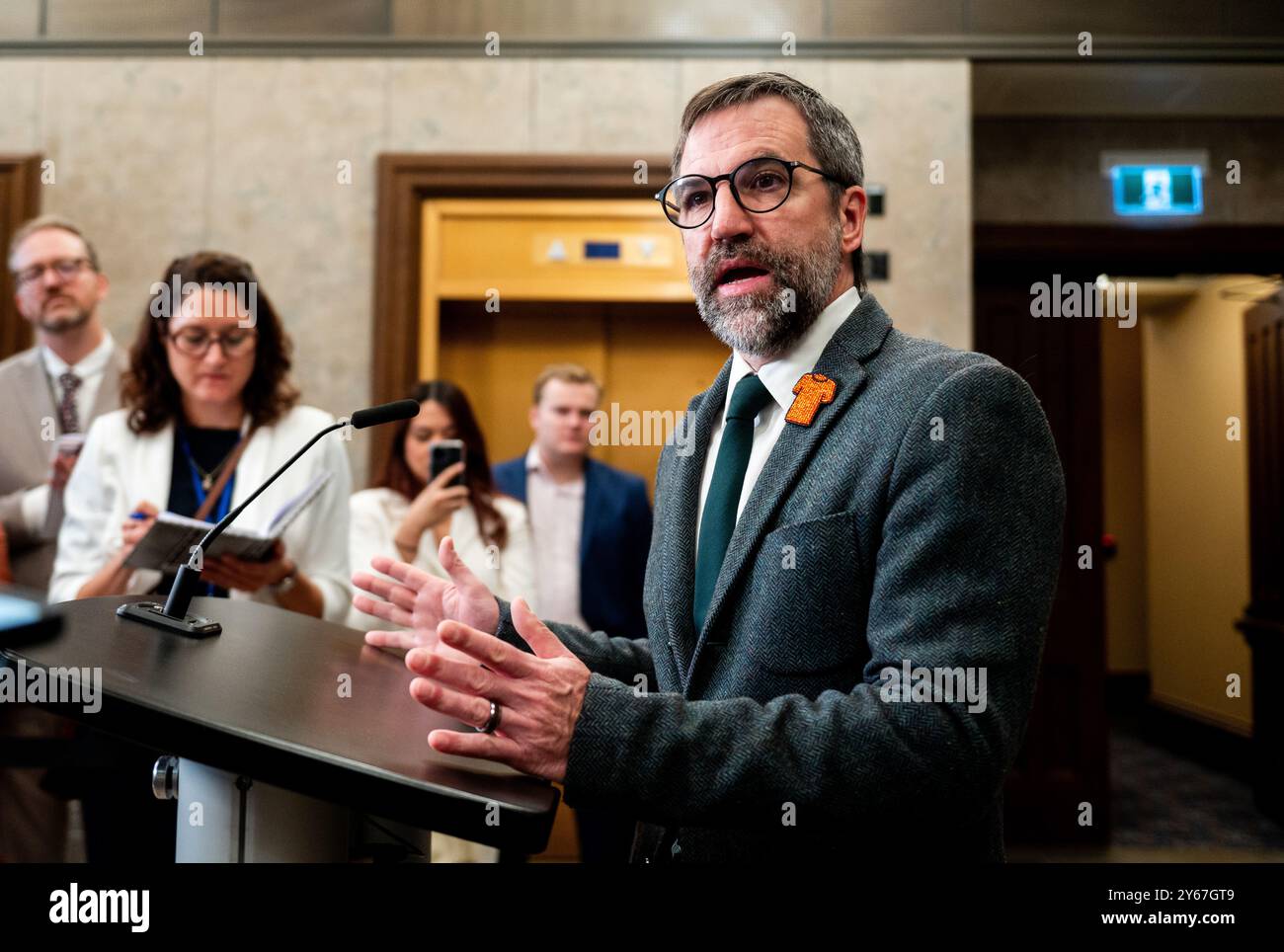 Ottawa, Canada. 24 settembre 2024. Steven Guilbeault, ministro dell'ambiente e del cambiamento climatico, fa le sue osservazioni nell'atrio della camera dei comuni sulla collina del Parlamento a Ottawa, martedì 24 settembre 2024. Credito: The Canadian Press/Alamy Live News Foto Stock