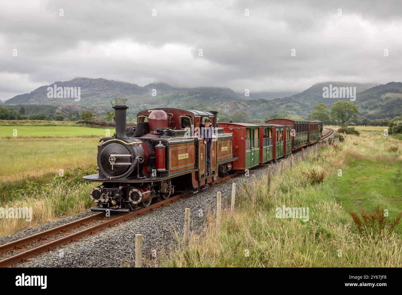 Ffestiniog Railway 'Double Fairlie' 0-4-4-0T No. 10 'Merddin Emrys' si avvicina alla stazione di Pont Croesor sulla Welsh Highland Railway Foto Stock