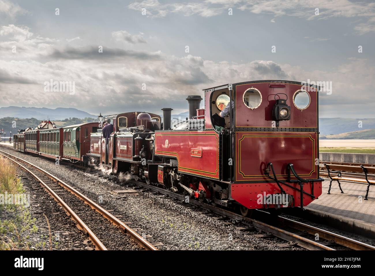 Hunslet 2-6-2T 'Russell' e Ffestiniog Railway 'Double Fairlie' 0-4-4-0T No. 10 'Merddin Emrys' aspettano alla stazione di Porthmadog sulla Welsh Highland Rail Foto Stock