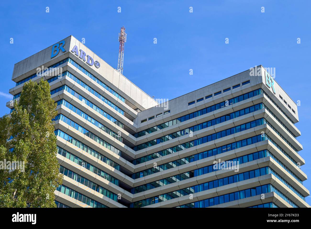 Monaco di Baviera, Germania - 23 settembre 2024: Edificio moderno del Bayerischer Rundfunk BR a Monaco di Baviera, con logo suggestivo sulla facciata *** Modernes Gebäude des Bayerischen Rundfunks BR a München, mit markantem Logo an der Fassade Foto Stock