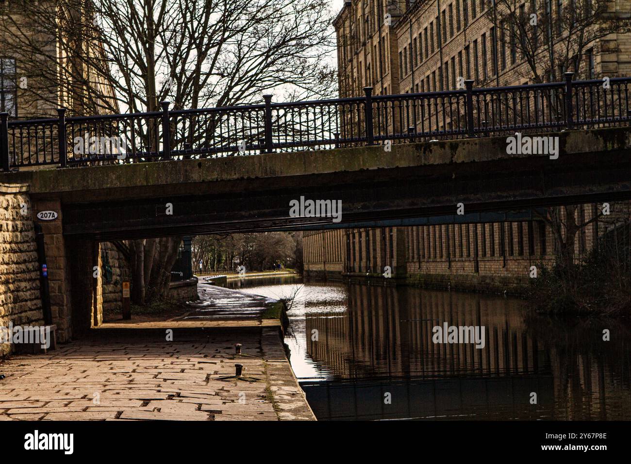 Camminando lungo il sentiero del canale, dove la simmetria regna sovrana. Un momento sereno dove natura e architettura si uniscono in armonia. Foto Stock