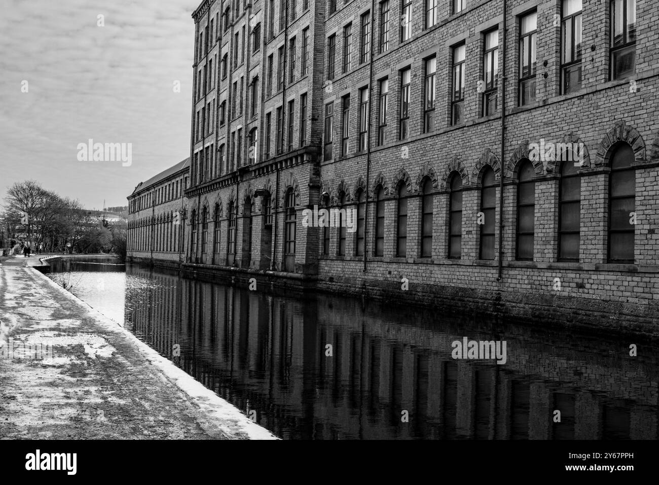 In questa accattivante scena monocromatica, la moltitudine di finestre dell'edificio si riflette splendidamente nelle acque tranquille del canale. Foto Stock