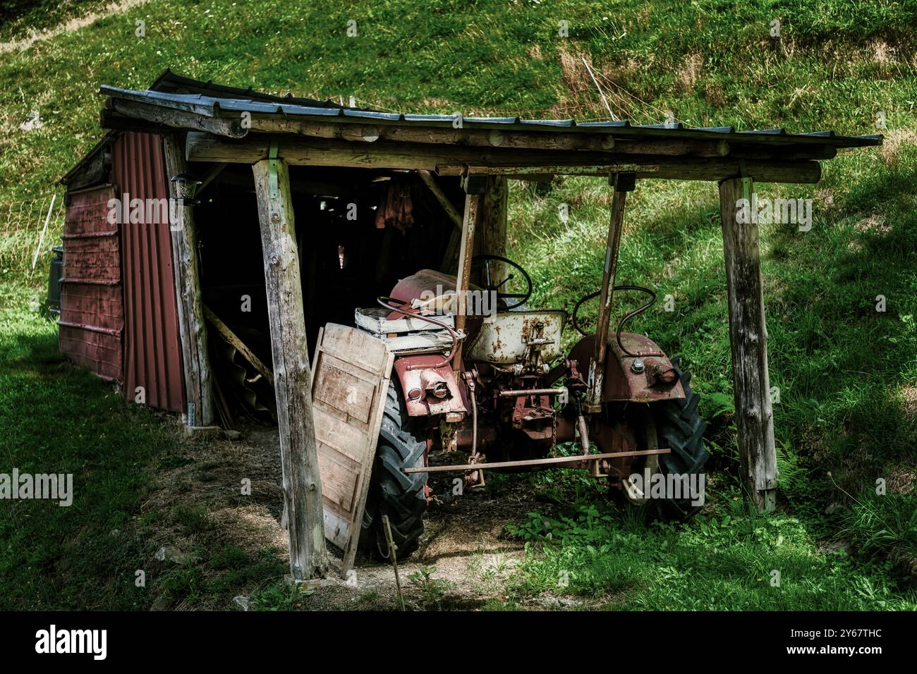 Vecchio trattore in un rifugio sul prato vicino a Münstertal, nella Foresta Nera Foto Stock