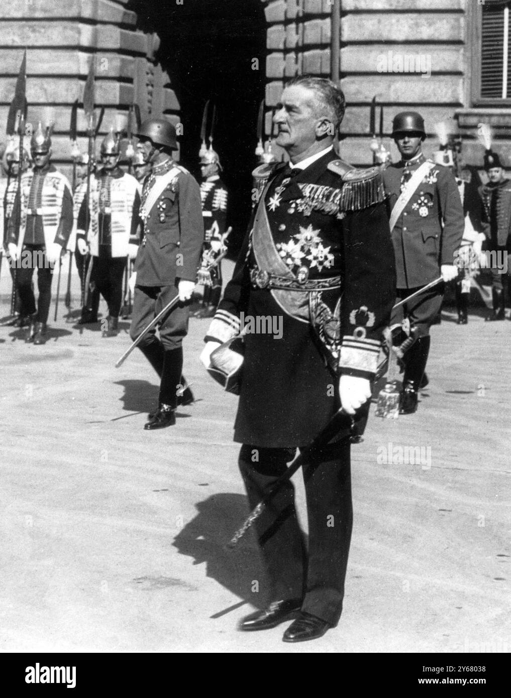 L'ammiraglio Horthy ha visto in una processione a Budapest per celebrare il 900° anniversario della morte di Santo Stefano, il primo re d'Ungheria. 22 agosto 1938 Foto Stock