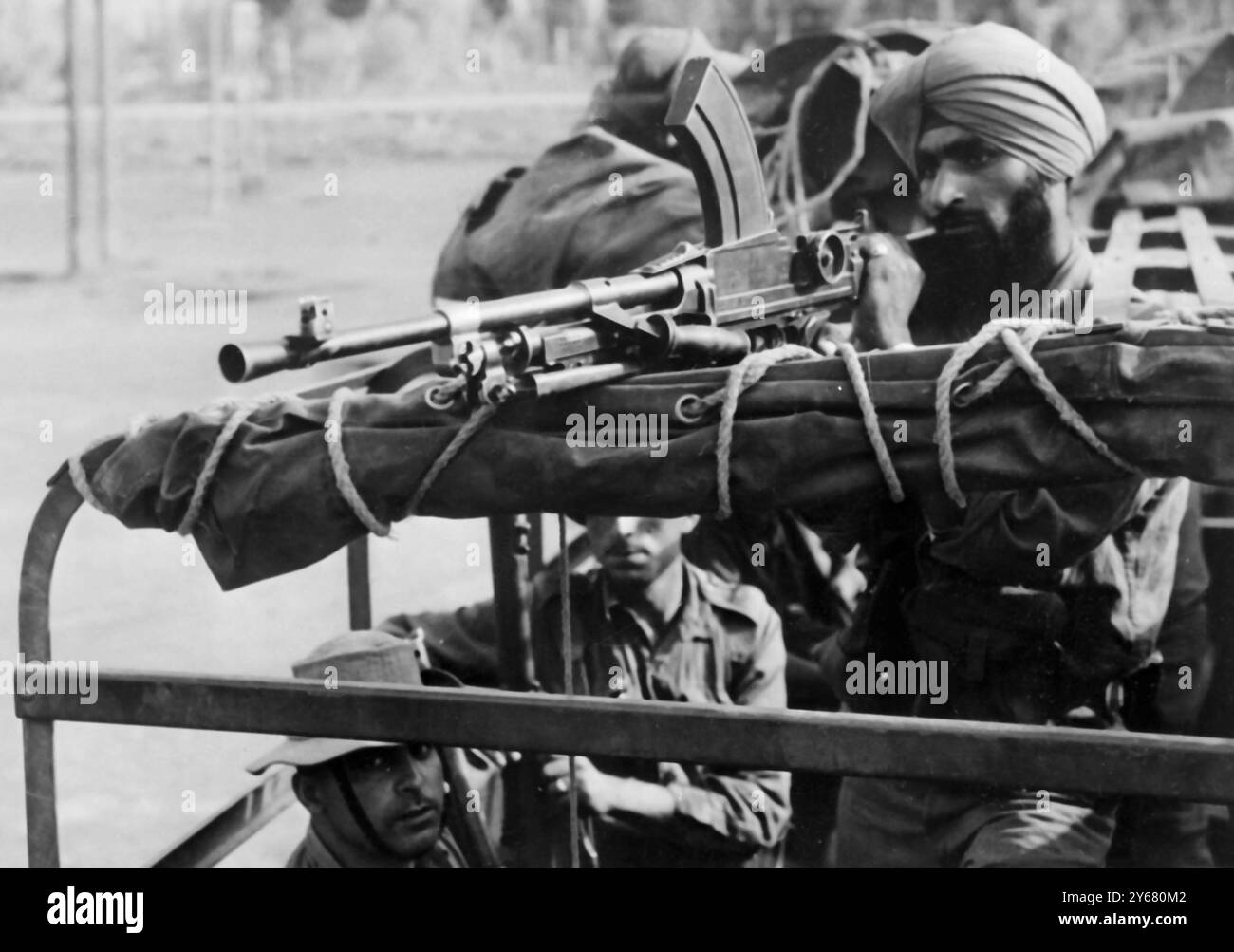 Un Jawan, armato di mitragliatrice leggera, che perlustra i dintorni con un occhio di allerta durante una pattuglia alla ricerca di infiltrati pakistani nel Kashmir il 21 agosto 1965 Foto Stock