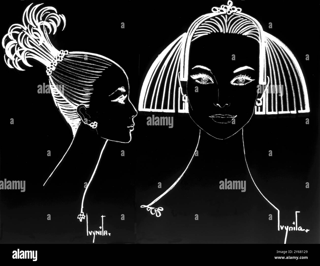 Parigi, Francia; queste immagini mostrano l'acconciatura egiziana Pharoah creata da Elizabeth Arden per la collezione autunno e inverno 1966/67 del designer parigino Castillo. Le acconciature sono parrucche e sono progettate per bilanciare la larghezza della silhouette. 30 luglio 1966 Foto Stock