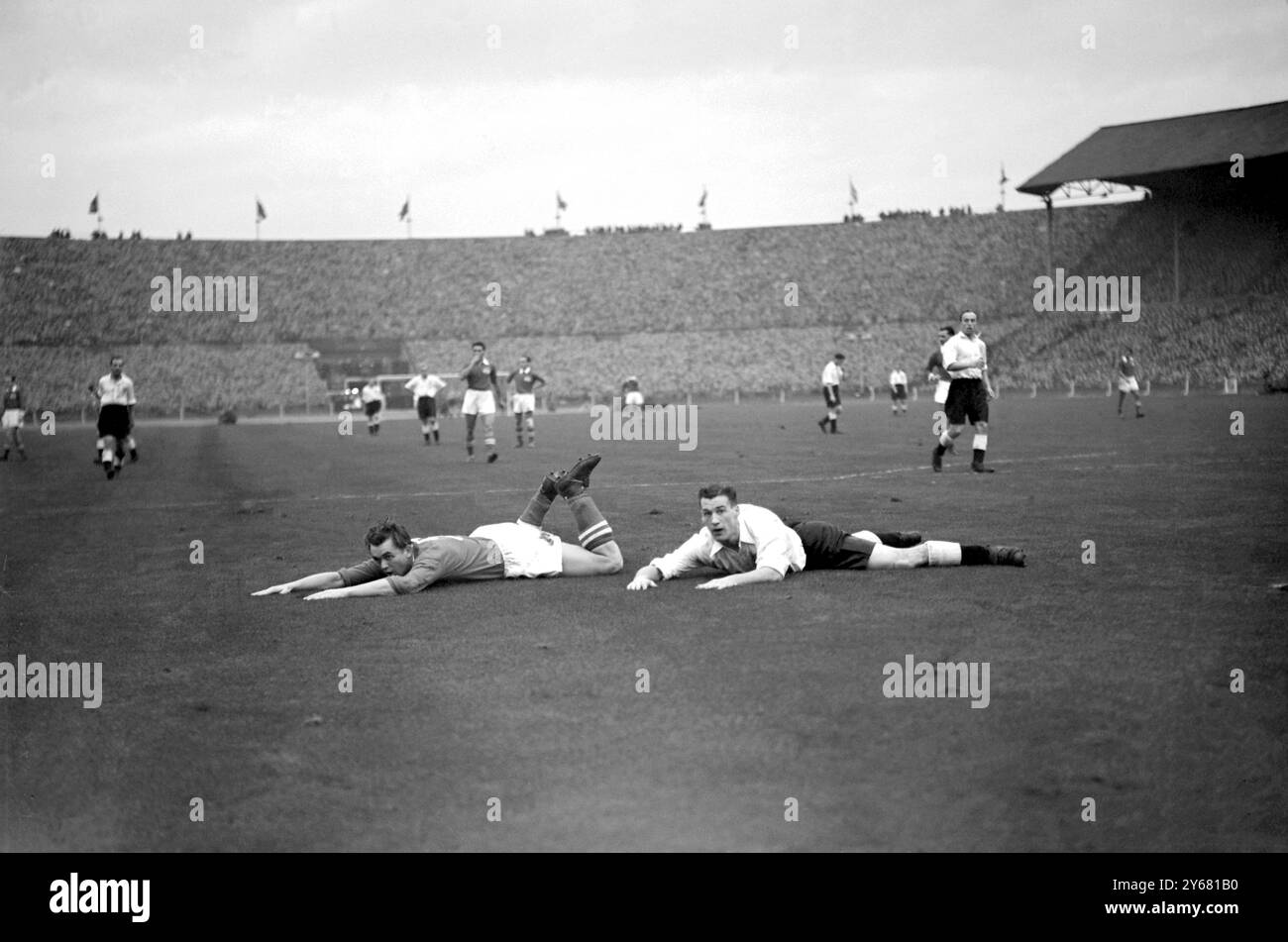 Inghilterra contro Austria due facce ansiose guardano la palla mentre va in curva. A tutta lunghezza sul pavimento vicino alla porta austriaca ci sono (a destra) Nat Lofthouse, il centro avanti dell'Inghilterra, e Ernst Happel, (posteriore sinistro) per l'Austria. Durante la partita internazionale a Wembley. 28 novembre 1951 Foto Stock