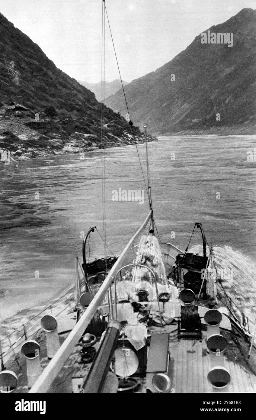 Nuovi eventi sullo Yangtze: Il passaggio di un cannoniere britannico. In un rapido turbinio sui suoi archi: H.M.S 'Cockchafer', di fama wanhsien, sullo yangtze. 19 marzo 1927 Foto Stock