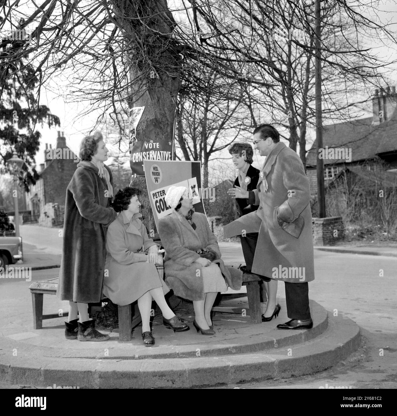 Orpington, Kent. Voto a Orpingington oggi il candidato conservatore Peter Goldman (a destra), sua moglie Mrs Goldman (seconda a destra). Gli oppositori Eric Lubbock (liberale) e Alan Jinkinson (laburista). Guarda Orpington per vedere come se la cavano i conservatori. 14 marzo 1962 Foto Stock