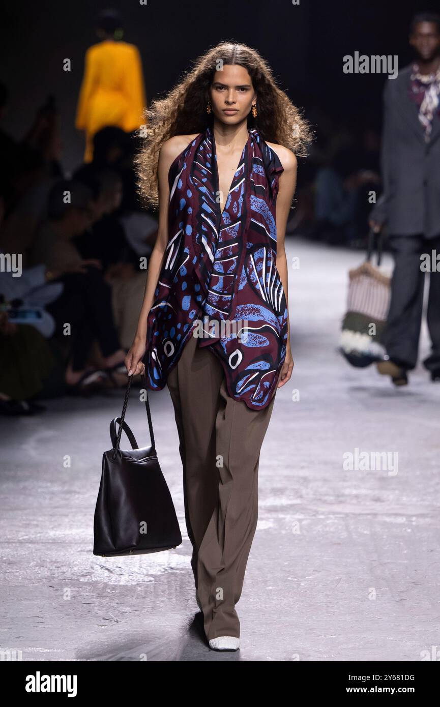 Milano, Italia. 21 settembre 2024. La modella Angel Galego viene vista sulla passerella della sfilata Bottega Veneta durante la sfilata di moda Primavera Estate 2025 alla settimana della moda di Milano, Italia, il 21 settembre 20224 (foto di Jonas Gustavsson/Sipa USA) Credit: SIPA USA/Alamy Live News Foto Stock