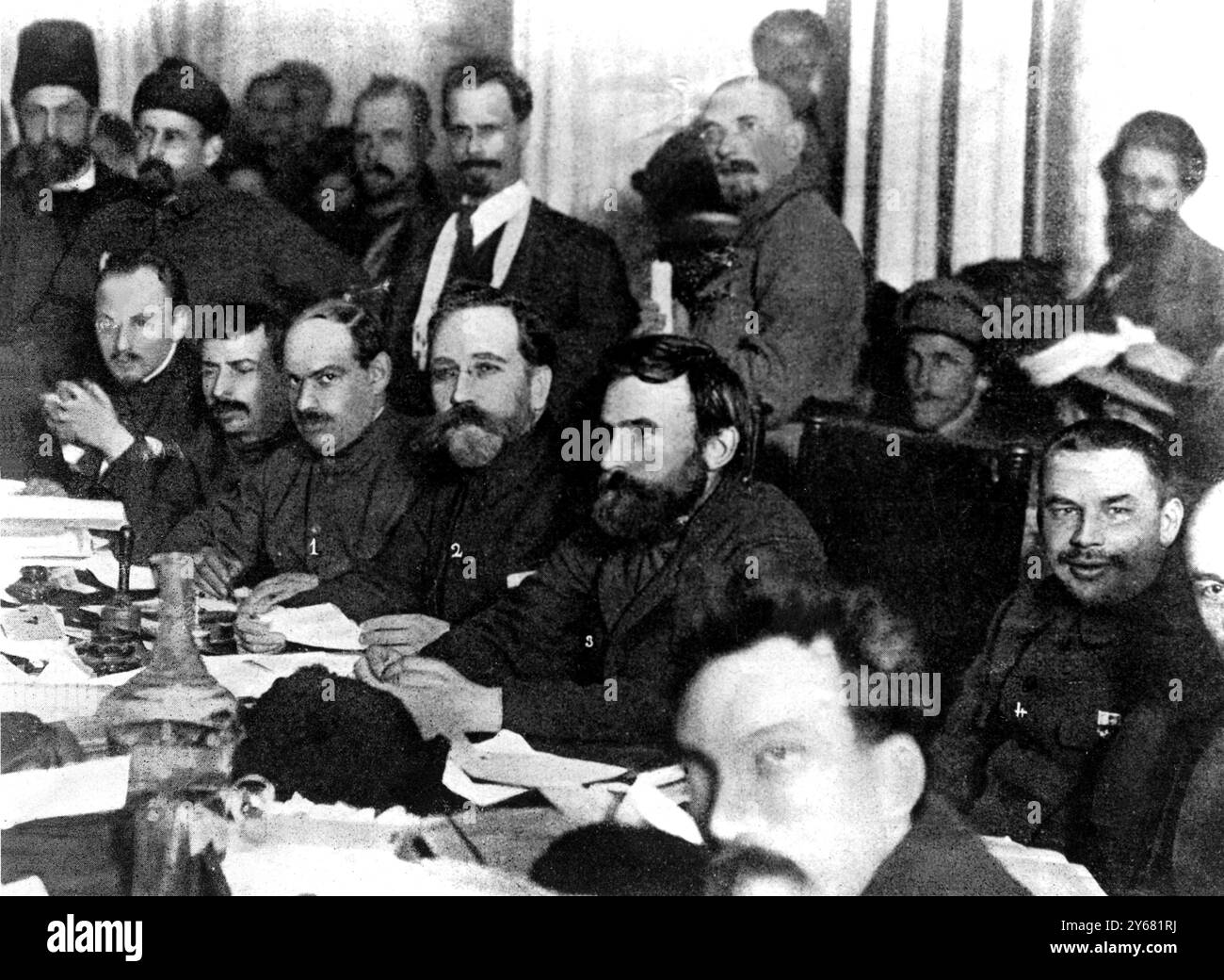 Un'immagine interessante che mostra una seduta del Congresso del Partito Comunista a Mosca. Le cifre numerate sono le seguenti: 1. Rykoff, (uno dei virate del TRIUM nominato per proseguire per sei mesi durante l'assenza di Lenin) 2. Kemeneff (un altro del TRIUM virate) 3. Bukharin 4. Kalinin 5. Lenin (che sta prendendo sei mesi di congedo - 1932 Foto Stock