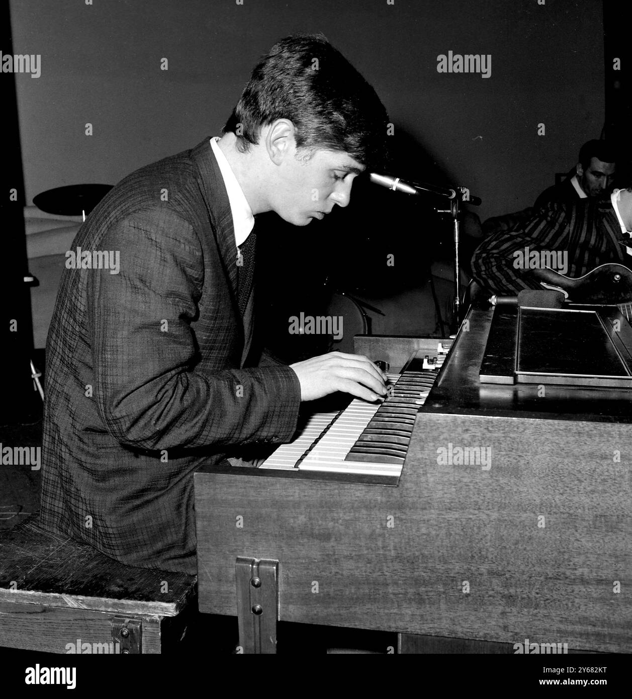 Leyton, Essex, Inghilterra. Fama finalmente per il cantante pop britannico Georgie Fame, leader del gruppo Rhythm and Blues, The Blue Flames. La scorsa settimana, la loro registrazione di 'Yeh, Yeh' è arrivata al numero 1 nelle prime dieci classifiche. Ma questa settimana Fame, ghiacciata durante uno stand di una notte a Leyton, vicino a Londra, è scesa al secondo posto - il primo posto dopo essere andato a un gruppo praticamente sconosciuto, i Moody Blues - per il loro disco "Go Now". 19 gennaio 1965. Foto Stock