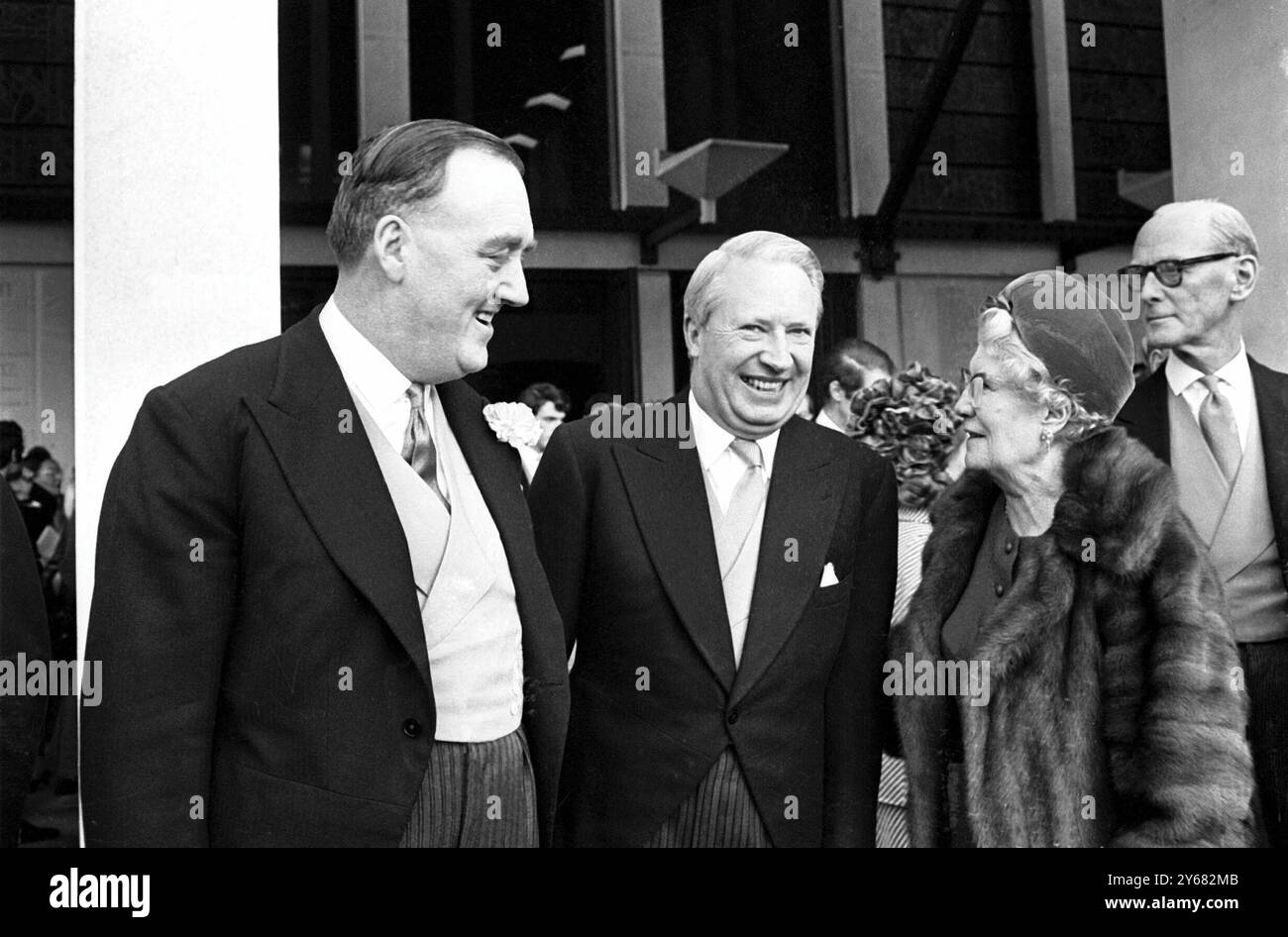 William Whitelaw, capo conservatore, è raffigurato con il leader dell'opposizione, Edward Heath, dopo il matrimonio della figlia del signor Whitelaw Susan con Nicholas Cunliffe-Lister alla Guards Chapel. 19 febbraio 1966 Foto Stock