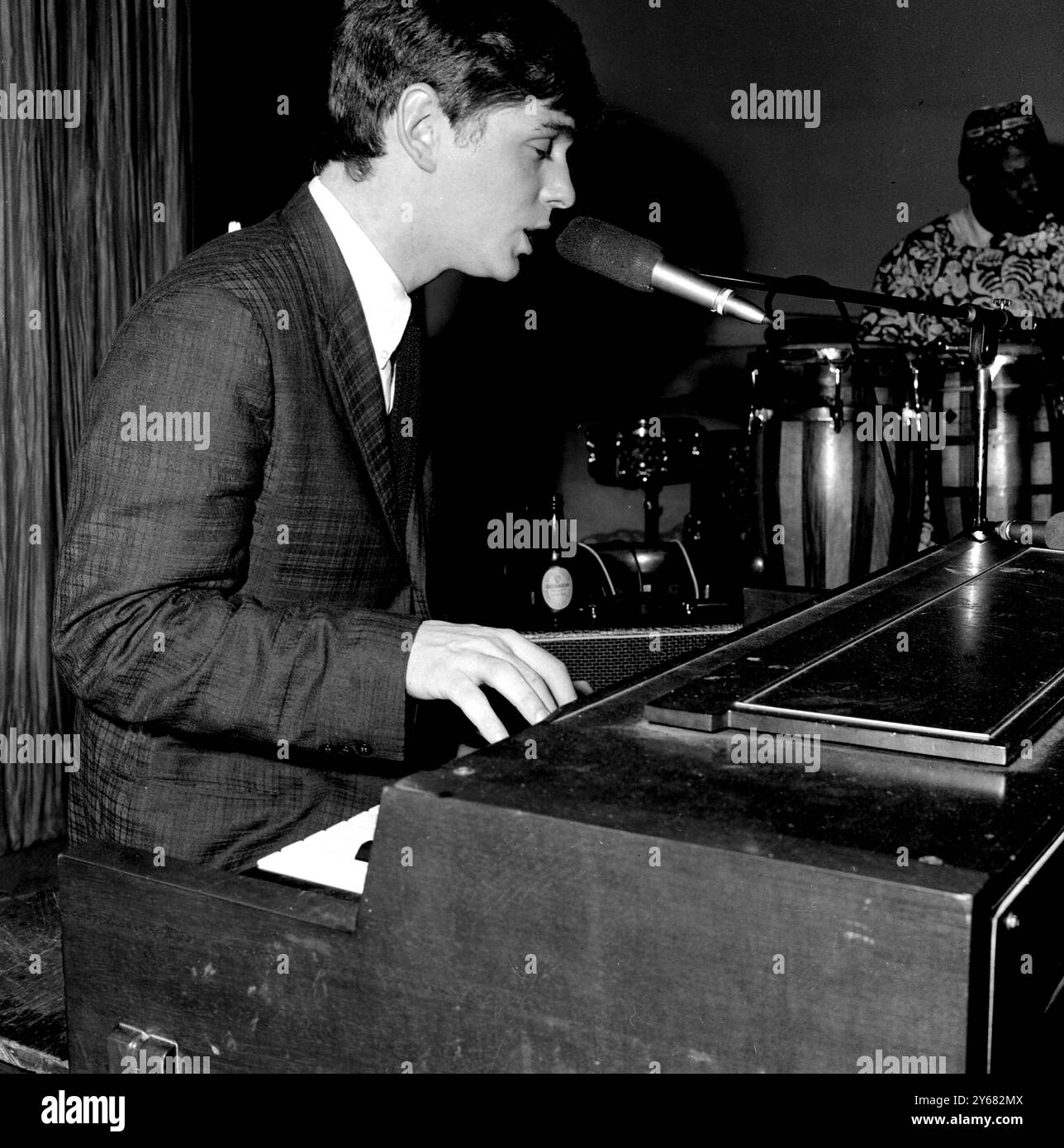Leyton, Essex, Inghilterra. Fama finalmente per il cantante pop britannico Georgie Fame, leader del gruppo Rhythm and Blues, The Blue Flames. La scorsa settimana, la loro registrazione di 'Yeh, Yeh' è arrivata al numero 1 nelle prime dieci classifiche. Ma questa settimana Fame, ghiacciata durante uno stand di una notte a Leyton, vicino a Londra, è scesa al secondo posto - il primo posto dopo essere andato a un gruppo praticamente sconosciuto, i Moody Blues - per il loro disco "Go Now". 19 gennaio 1965. Foto Stock
