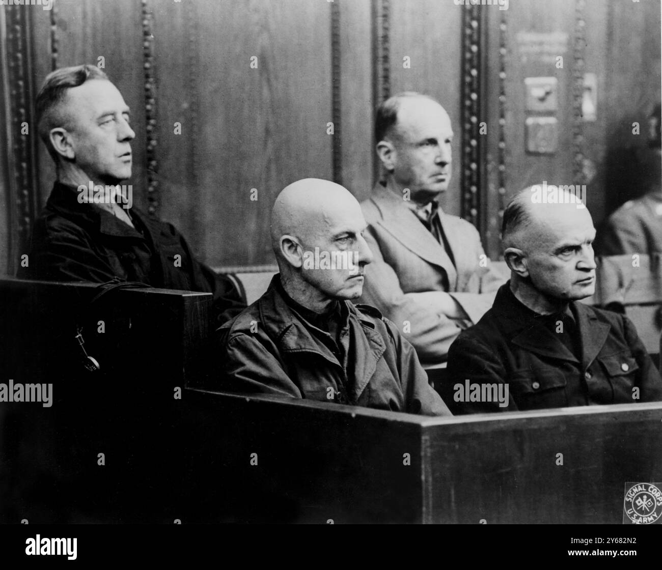 Gli ex membri dell'alto comando tedesco devono affrontare le accuse di "crimini di guerra e crimini contro l'umanità" a Norimberga, il 27 dicembre 1947, qui sono visti alcuni imputati del caso numero 12, tenutosi nel Palazzo di giustizia di Norimburgo. Quando è stata scattata questa foto, stavano per ricevere l'accusa che è stata preparata dalla prosetuzione americana contro di loro per i loro crimini di guerra e crimini contro l'umanità. Da sinistra a destra, prima fila: Wilhelm von Leeb, ex generale dell'esercito, C..G. Della XII Armata e membro dell'alto comando tedesco; e Johannes Blaskowitz. Da sinistra a destra, fila posteriore: Otto W. Foto Stock